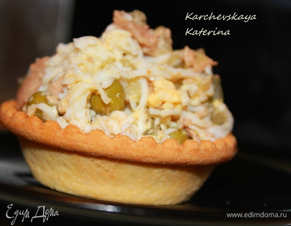 Отварной картофель натереть на мелкой терке. У меня картофель мелкий, поэтому я добавила 2 шт. Перемешать все ингредиенты. Добавить пару чайных ложек масла печени трески. Разложить салат в тарталетки.