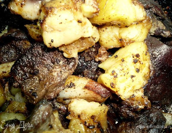Порезать небольшими кусочками печенку и сало, обжарить до полной готовности на сквороде, масло не добавляла