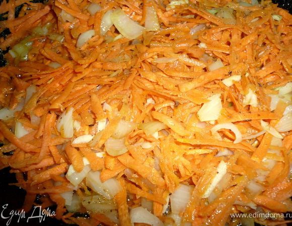 Лук мелко порезать, морковь натереть на крупной терке,обжарить на растительном масле