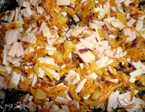 Копченое мясо мелко порезать, морковь натереть на крупной терке,лук мелко порезать,обжарить овощи на раст.масле, затем соединить с копченым мясом,посолить,поперчить,начинка готова