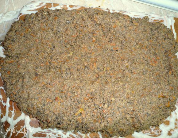 Подготовленную сетку разложить,на нее выложить печеночный фарш,разровнять