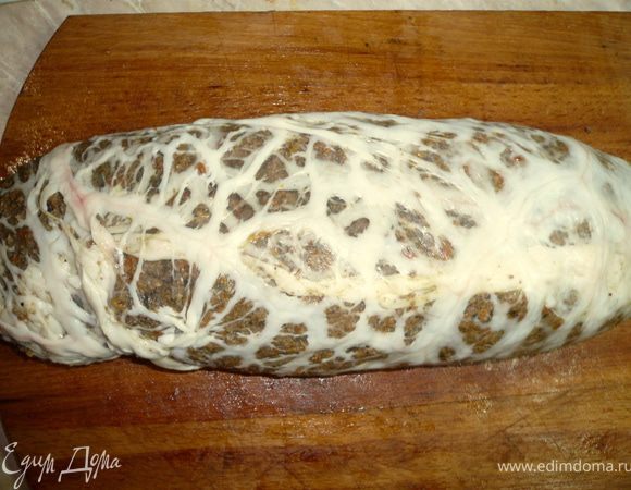 при помощи сетки свернуть в виде рулета,аккуратно (сетка легко рвется)свернуть всё в сетку, переложить на противень