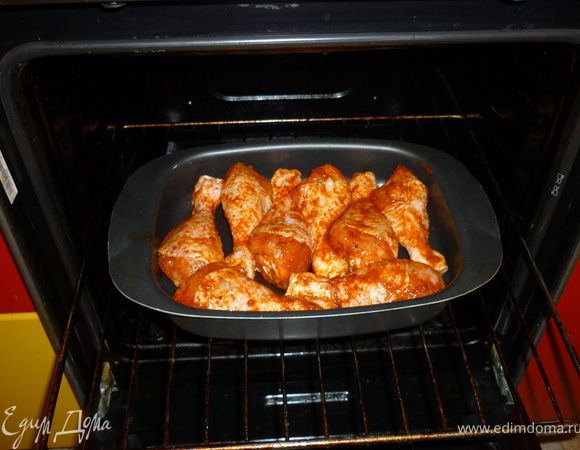 Курицу обсыпать приправами,добавить соль и немного растительного масла.Перемешать и оставить на 15 минут.Поставить в разогретую духовку до 190 градусов на 45-50 минут.Приятного аппетита!!!