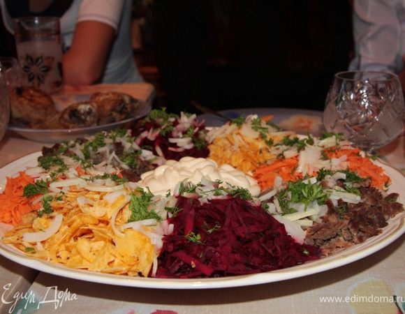 Это был удивительный салат. Представьте себе, что и морковь и свекла были сырыми. Я скептически на него смотрел, но именно мне поручили его перемешать. Все делается очень просто. Выкладываете красиво на блюдо, затем блюдо ставите на стол. А когда подходит время - все перемешиваете.