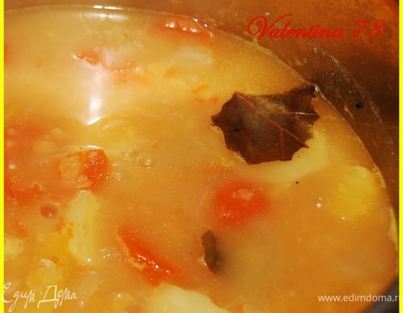 В кипящий бульон засыпать промытый горох,крупно нарезанный кубиками лук,сельдерей и морковь.Посолить.Варить до полуготовности гороха,добавляем нарезанный кубиками картофель,тыкву и перец приправляем свежемолотым перцем..Кладем лавровый лист,варим до готовности.Вынимаем лавровый лист. 