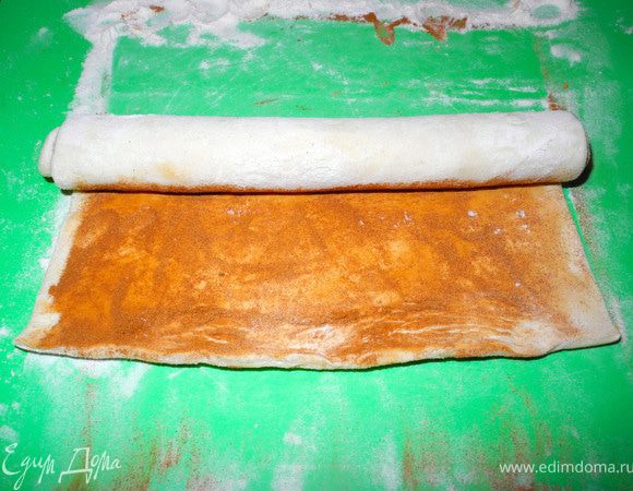 Затем скатать из пласта теста рулет.