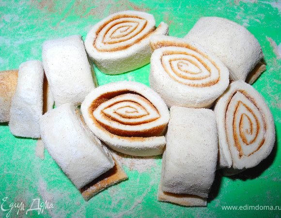 Нарезать на кусочки приблизительно 1,5-2 см. У меня из этого количества теста получилось 10 кусочков.