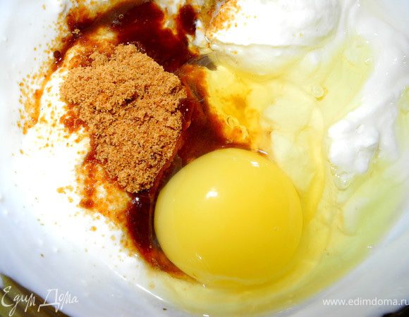 В это время делаем крем: сметану, маскарпоне, сахар и яйцо смешиваем, добавляем цедру 1 апельсина, ваниль и немного листиков розмарина. У Джейми была кондитерская (десертная)  сметана жирностью 42 процента, но я такую у нас в продаже не встречала, думаю, что вполне можно заменить её маскарпоне. И розмарин - это моё добавление, люблю его в десертах.
Сахара можно взять меньше, 2-3 ложки (у Джейми - одна), но мне понравился в сочетаниии с черносливом достаточно сладкий крем.