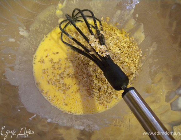 Добавить хлопья к яйцам и йогурту. 