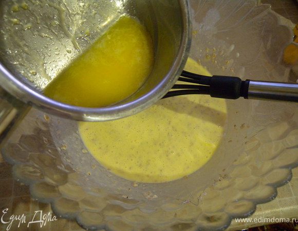 Влить масло. 