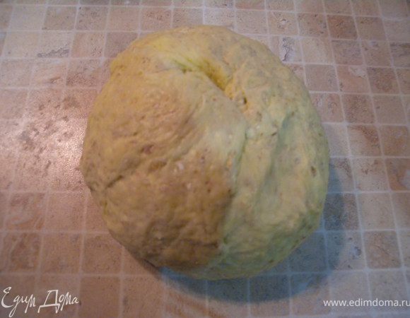 Потом начинаем добавлять муку. Тесто получается податливое. Средней густоты. Такое, чтобы вам удобно было работать (как на вареники).