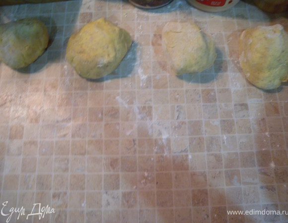 Почистить яблоки и порезать на дольки. Тесто разделить на  части а яблоки на 3 части.   