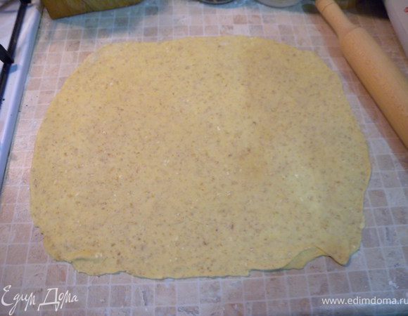Раскатать первый слой теста очень тонко. 