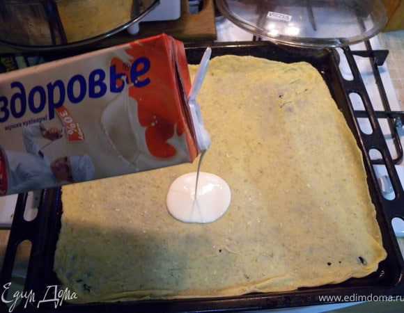 Уложить в форму (можно и круглую около 24см если 1 доза). 