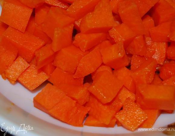Тыкву нарежем кубиками.