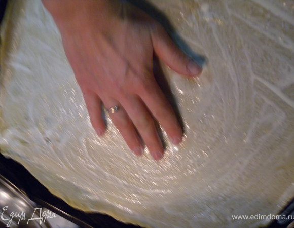 Смазать сливками (Удобнее всего ладонью. Еще не придумали лучшего инструмента, чем рука :-))). 