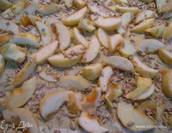 Уложить яблоки, просыпать сахаром (1 ст л на слой), сухими хлопьями (они впитают сок от яблок и сахара) и семечками...Накрыть вторым пластом теста. Края не защипывать и не заворачивать. И так три слоя теста и три слоя начинки. 
