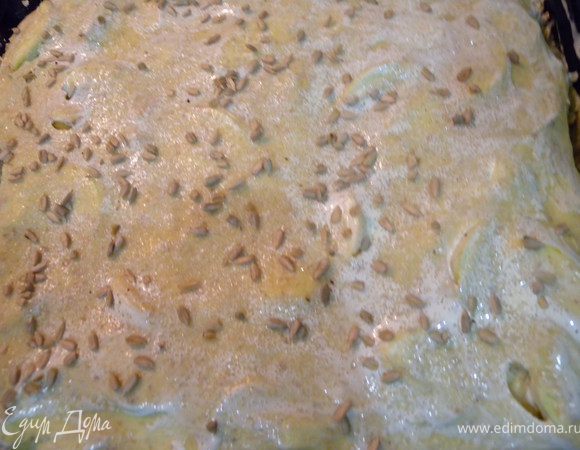 Верхним получается тесто. Его опять смазать сливками и посыпать семечками. Слои не утрамбовывать и тесто не прижимать.