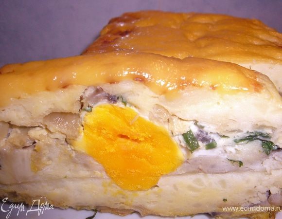 Картофель очистить и отварить.Смешать его с солью и перцем.Лук мелко порезать и обжарить.Зеоень также порезать.Грибы очистить и обжарить на оливковом масле.
В форму выложи пергамент,выложи слоями-картофель,лук,грибы,зелень.Сделай небольшие лунки и вылей сюда сырые яйца,у меня 3 шт.поместилось. Сверху выложи остальной картофель,далее лук,зелень и грибы.Залить сверху все слои,взбитыми яйцами ,укрыть сверху пергаментом и поместить в духовку-35-40 мин/180 г.Вынуть из форму(легко!)перевернуть и посыпать тёртым сыром....Приятного аппетита!