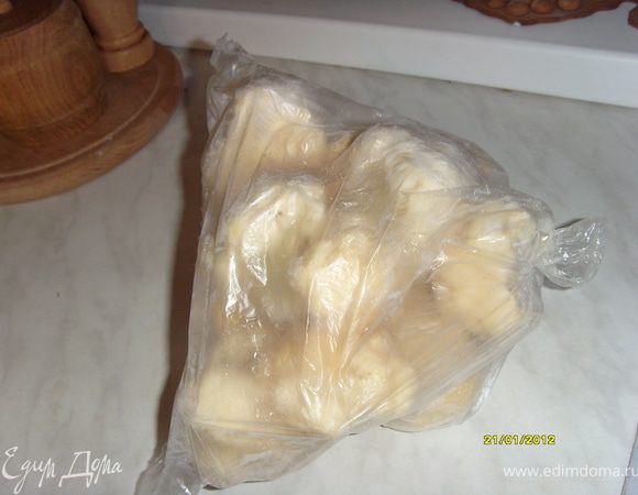 Достаньте из морозилки капусту и оставьте ее на 2–3 часа для оттаивания.