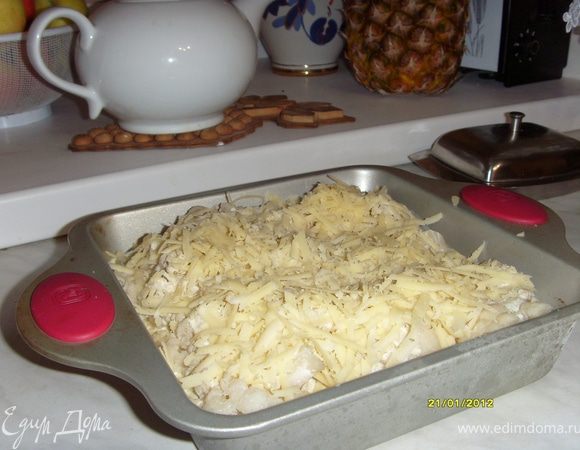 Залейте этой смесью капусту и посыпьте тертым сыром.