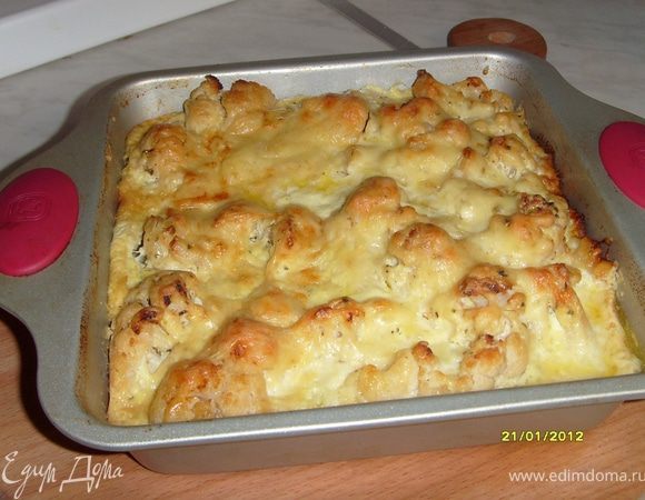 Отправьте в духовку на 20–30 минут до появления румяной корочки. При подаче на стол можно посыпать зеленью.