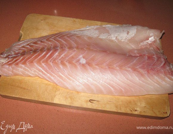 Разморозить филе, помыть и обсушить бумажным полотенцем.