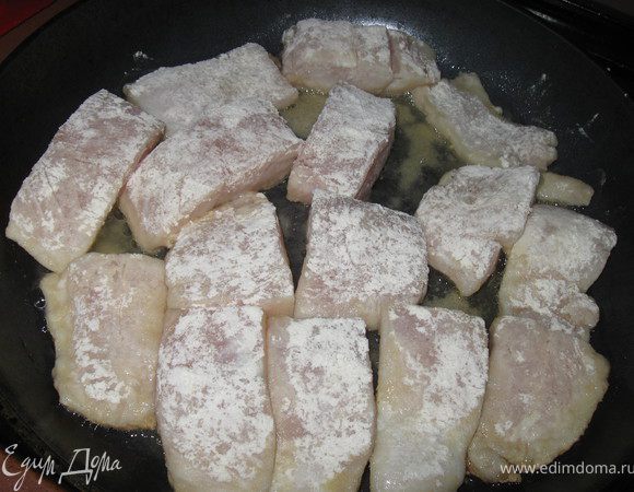 Нарезать рыбу на куски, обмазать солью,обвалять в муке , жарить на сковороде с двух сторон.