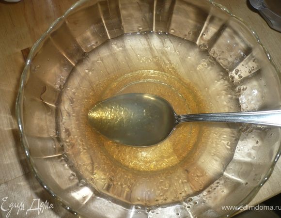 Желатин залить очень горячей водой (0.5 стакана) и дать постоять минут 15