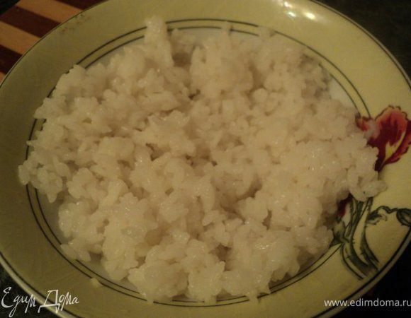 Рис ( я брала в пакетиках) отварить до готовности 15-20 мин, охладить. Сухие белые грибы замочить на 1 час, затем отварить 15мин, охладить и мелко порезать.