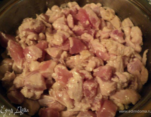 Куриное филе порезать небольшими кусочками и поджарить на сковороде с растительным маслом до появления румяной корочки,