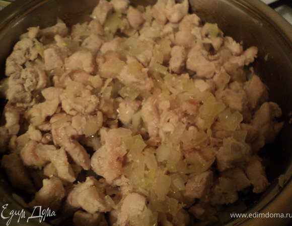 Добавить мелко порезанный лук, потомить 10 мин