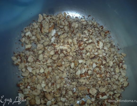 Орехи промыть, прокалить на сковороде или в духовке минут 7-9 и измельчить