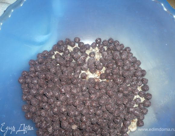 орехи смешать с шоколадными шариками