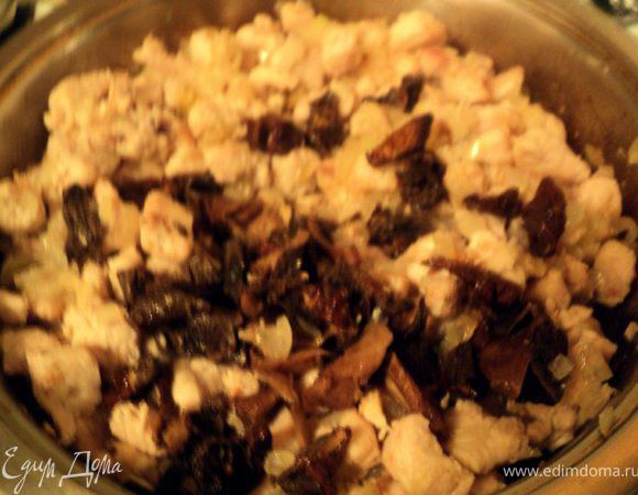 И добавить мелко порезанные отваренные белые грибы, пожарить все вместе 10мин, добавить соль, перцу, сметану, соевый соус и немного грибного отвара, потушить 5-10мин. Охладить и измельчить в блендере.