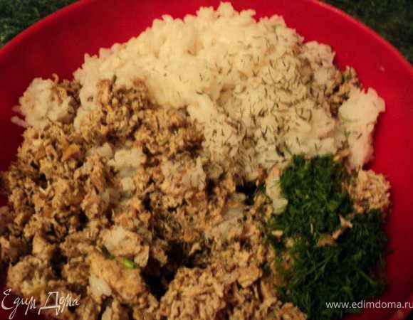 К мясной начинке добавить рис, мелко порезанный укроп, тимьян, перемешать.