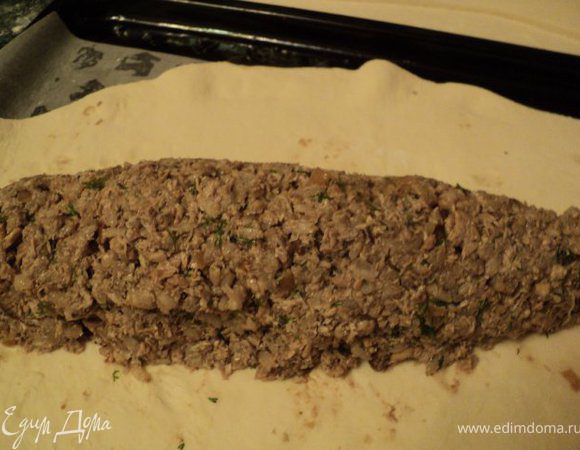 На середину валиком выложить мясную начинку, 