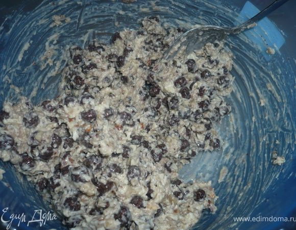 200 гр. слив.масла взбить со сгущенкой и перемешать с шариками и орехами. 