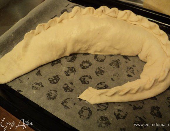 Соединить края, защипать, сформировав хребет и хвост дракона.