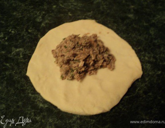 Их  остатков теста слепить пирожок, из которого сформировать головку дракона и верхнюю челюсть.