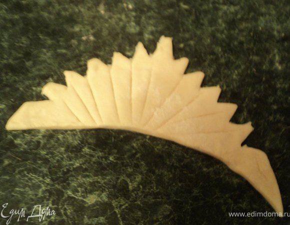 Вырезать корону и крылья дракона, сформировать лапки.