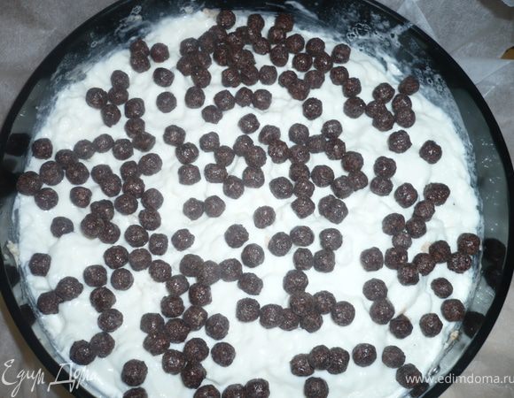 200 гр. сливок смешать с сахарной пудрой, влить тонкой струйкой процеженный желатин, минут на 5 полученную массу поставить в холодильник, после чего сливочное суфле, которое начинает "схватываться" распределить по орехово-шариково-масляной массе в  разъемной форме, сверху насыпать шариков