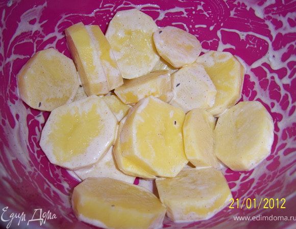 ...мясо выкладываем на противень, смазанную сливочным маслом.
Картошку очистить, нарезать кружочками, обмакать в оставшемся майонезе со специями и положить на противень вразброс.