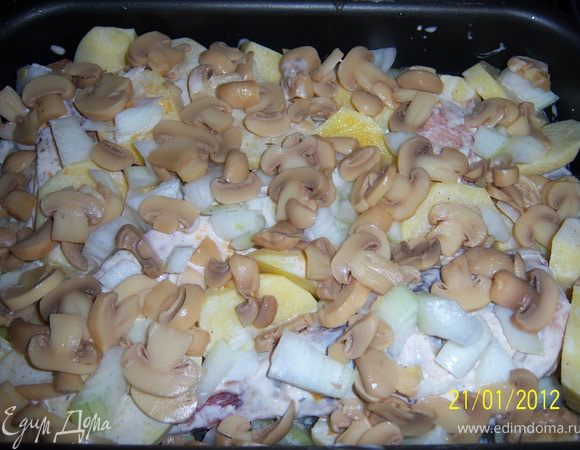 ...чеснок почистить и нарезать на небольшие кубики, нарезанные шампиньоны и лук кладём сверху картошки.
Мандарин очистить от кожуры и выжжать сок с мякотью  на блюдо, противень накрываем фольгой и отправляем в заранее разогретую духовку до 220*С на 1,5-2часа, за 30-40мин. до готовности снять фольгу, чтоб образовалась корочка.