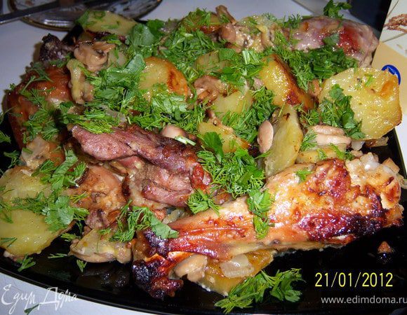 Готовое блюдо выложить на большую тарелку и сверху посыпать мелко нарубленной зеленью. Приятного аппетита!