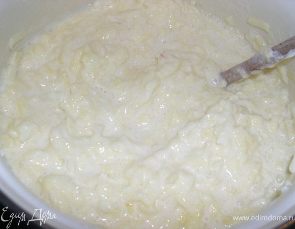 Приготовим крем:
Яблоки почистить,потереть на крупной терке.Добавить сметану и сахар+ван.сахар.
Всё перемешать,поставить на маленький огонь и варить массу,пока яблоки не станут мягкими.Приблизительно 1 час.