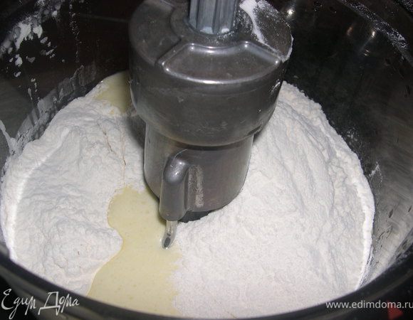 Яйца взбить с сахаром,добавить соль.
В муку добавить разрыхлитель,просеять, ввести к яичной массе и перемешать.