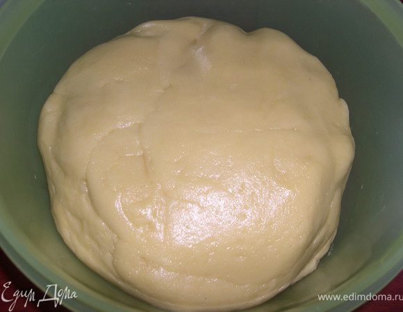 Добавить растопленный маргарин и замесить тесто. 