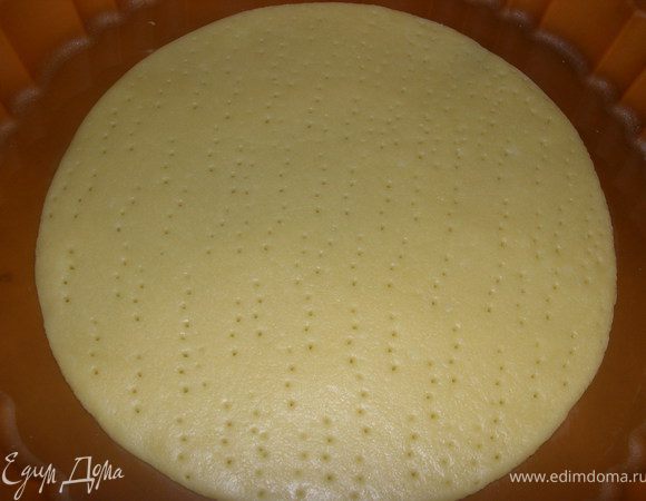 Из каждого шарика раскатать корж и наколоть вилочкой.Тесто раскатывать очень тонко,чем тоньше тем лучше и вкуснее будет тортик(если коржи будут толстыми то не пропитается и будет не так вкусно.