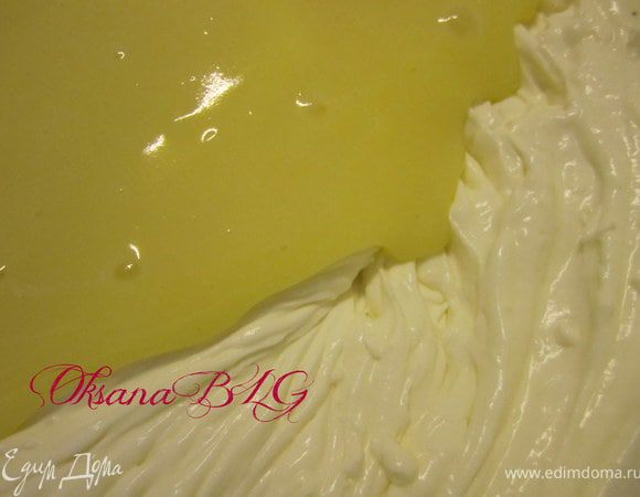 Добавить охлажденный заварной крем.